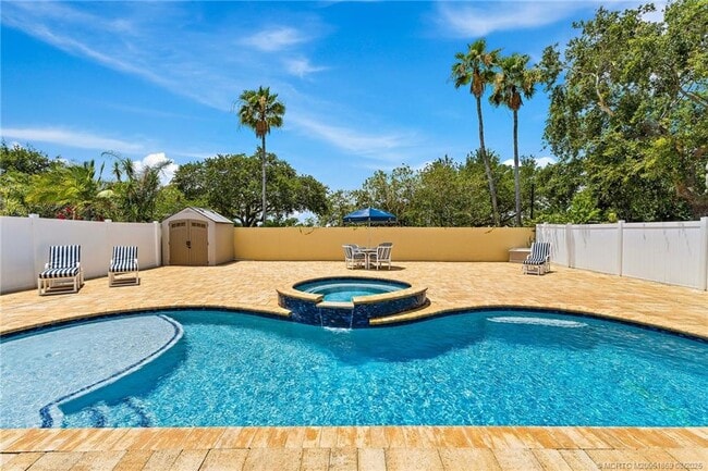 Building Photo - 728 NW Waterlily Pl