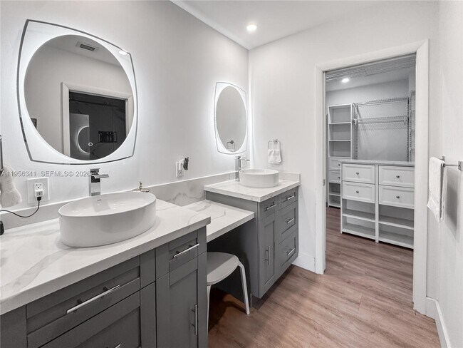 Building Photo - 19100 Bob-O-Link Dr