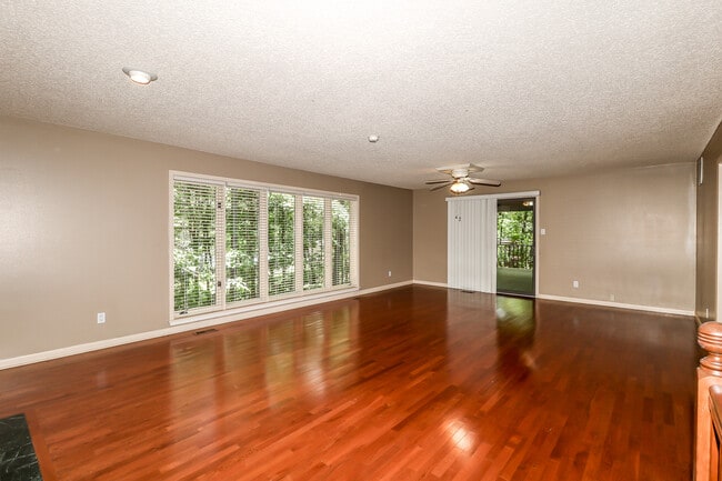 Building Photo - Beautiful 3 bedroom, 3 bath,  mother-in-law sweet with full kitchen in lower level.