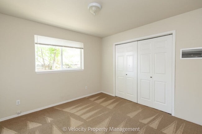 Building Photo - Bright and spacious 2 bedroom home!