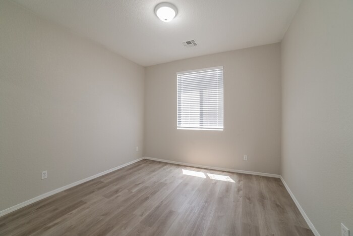 Building Photo - 4210 S Mariposa Dr