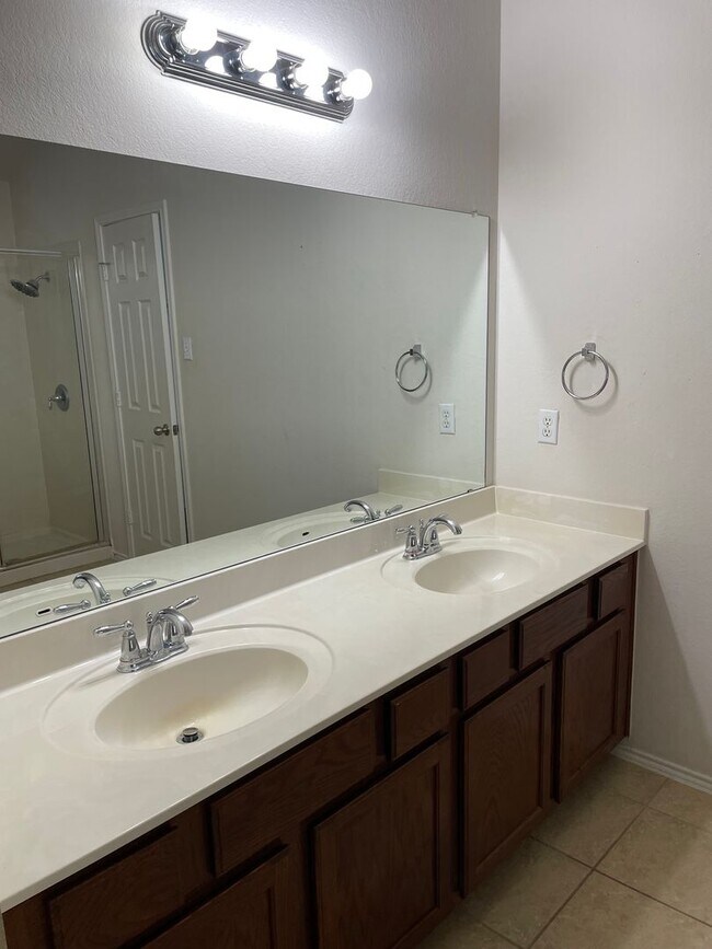 Building Photo - Available Now! Spacious & Well-Maintained ...