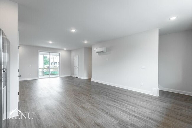 Building Photo - 5602 Sofias Cir