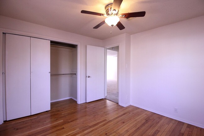 Building Photo - Charming Midtown Condo 2 Blocks From Brook...