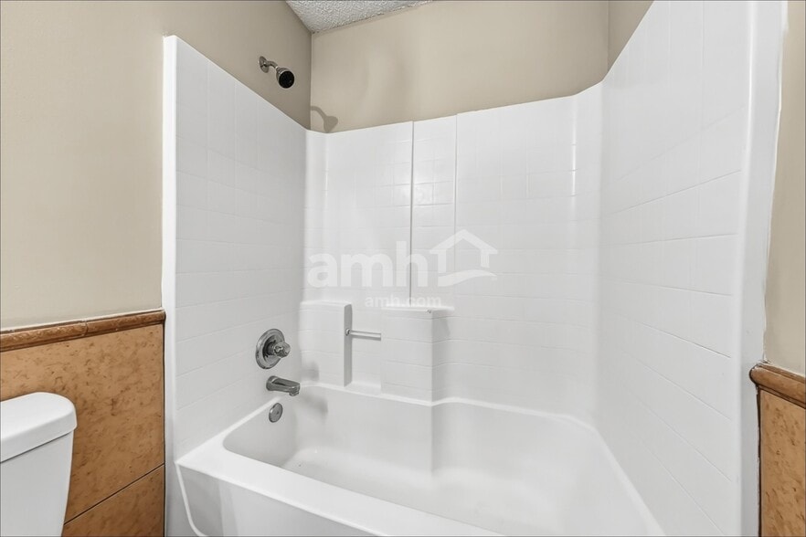 Building Photo - 9261 Redtail Dr