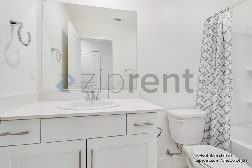 Building Photo - 6100 Oak Leaf Pl