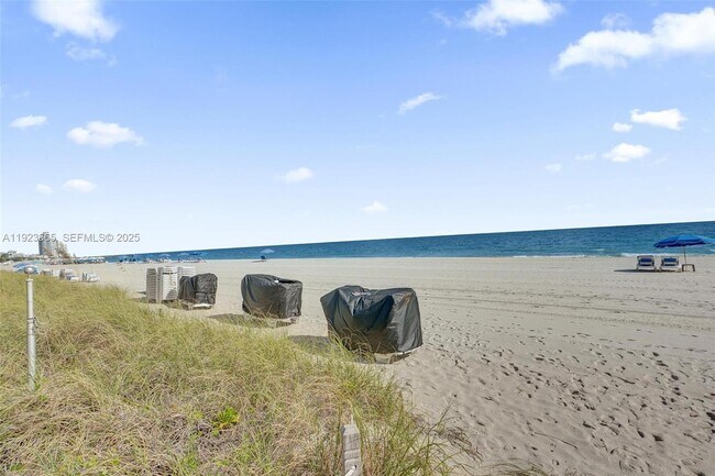 Building Photo - 10101 Collins Ave