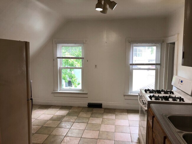 Building Photo - 1206 3rd St