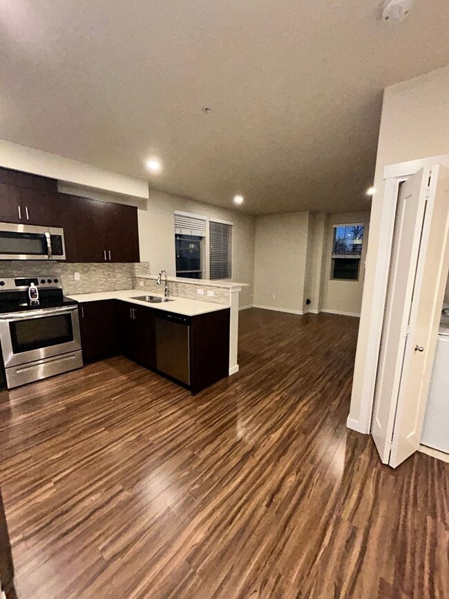 Building Photo - Great 1 BR Condo off of Scholls and Roy Ro...