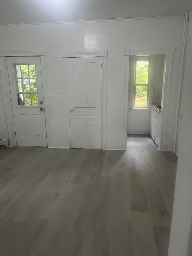 Building Photo - 206 Welles St