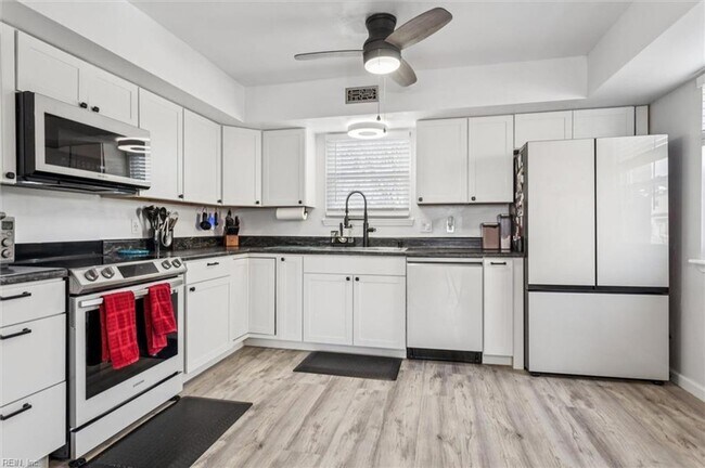 Building Photo - 334 N 1st St