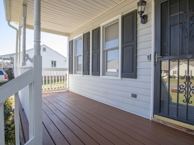 Building Photo - Updated Chesterfield 3BR with Large Yard