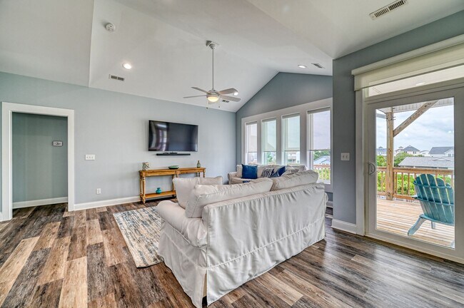 Building Photo - PET FRIENDLY FURNISHED OFF-SEASON RENTAL AVAILABLE STARTING EARLY SEPT