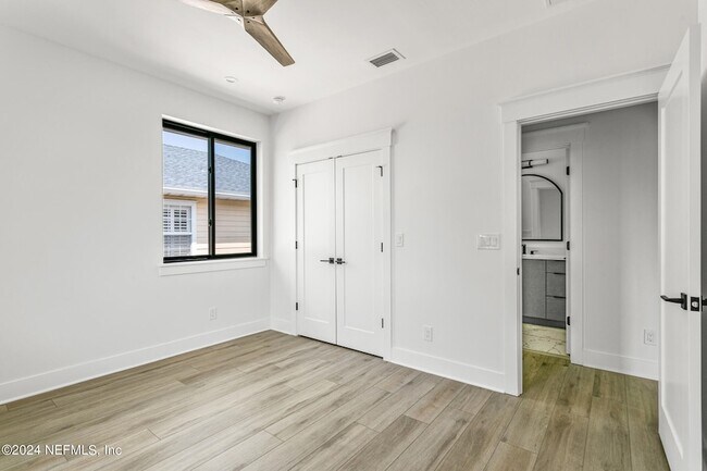 Building Photo - 207 Lora St