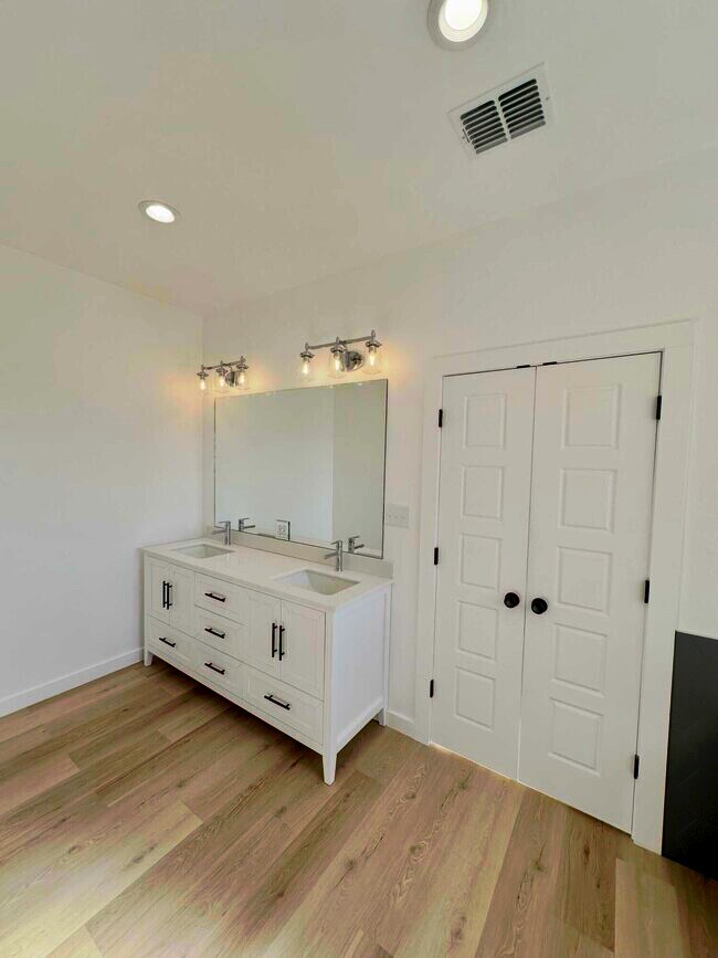 Building Photo - 4912 Jarvis St