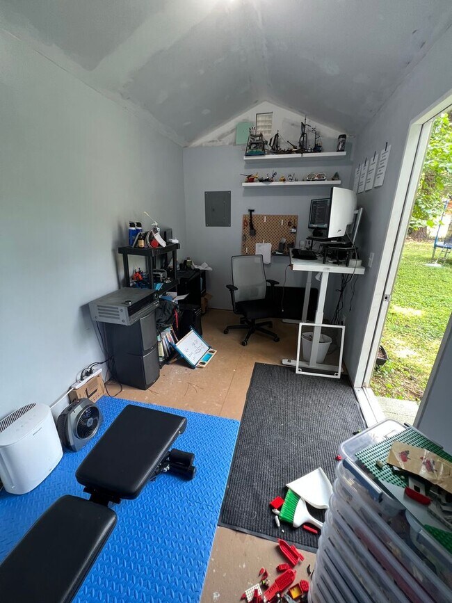 Building Photo - Awesome Green Acres Home!