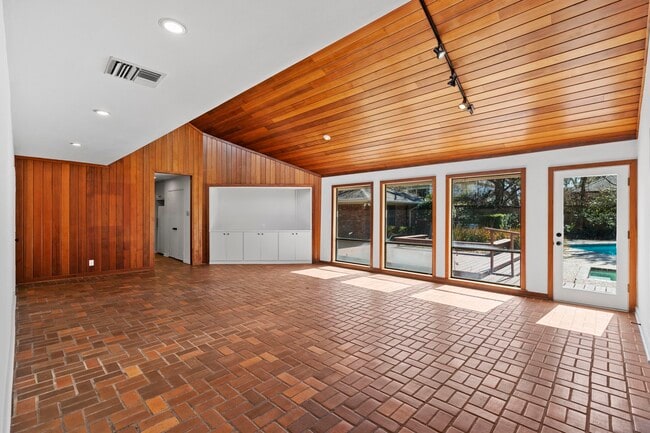 Building Photo - 365 Piney Point Rd