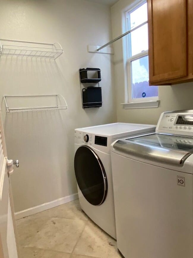 Building Photo - Cute Roseville home walking distance to Ki...