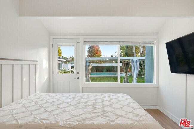 Building Photo - 15040 Hamlin St