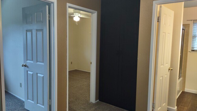 Building Photo - 1617 Oakview Dr