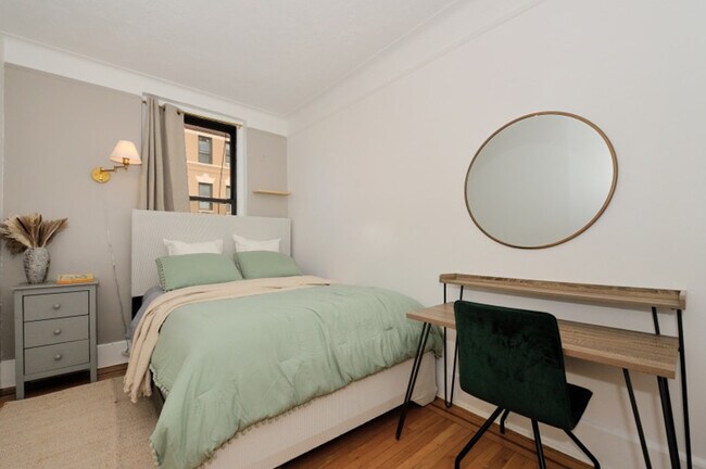 Building Photo - 400 W 47th St