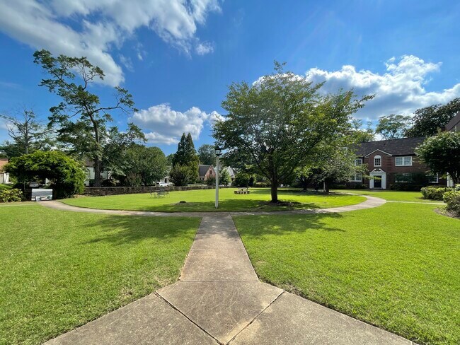 Courtyard - 2850 Fairway Dr