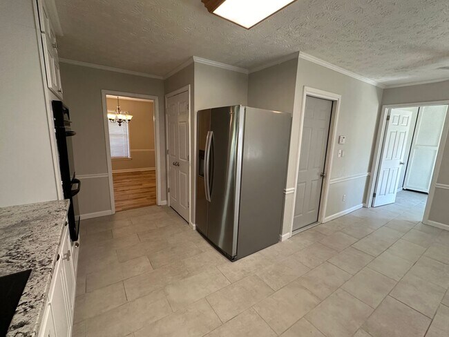 Building Photo - Beautiful home with everything you could want