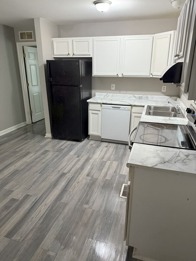 Building Photo - 4BR/ 1.5 bath House