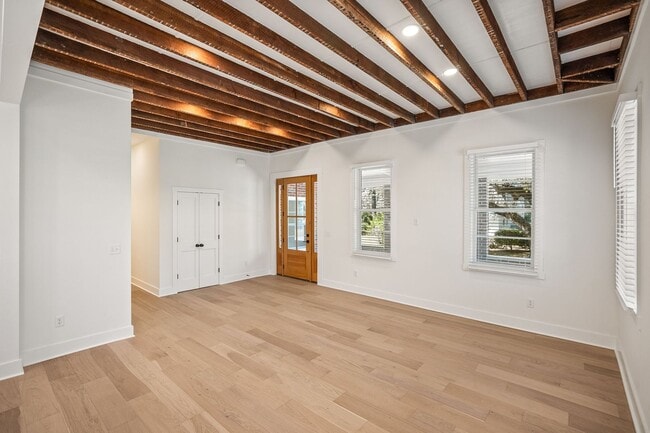 Building Photo - Downtown Beaufort Charmer