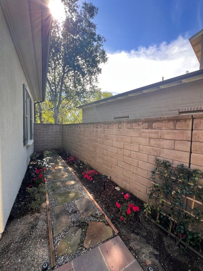 Building Photo - Portola Springs Beauty