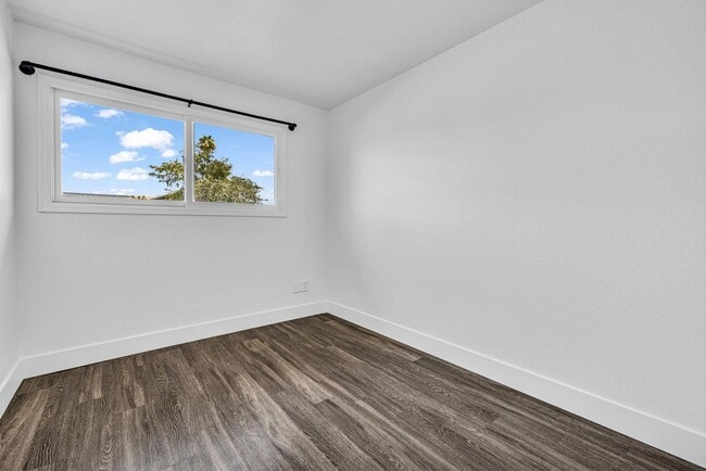 Building Photo - 6 bed/ 3.5 bath