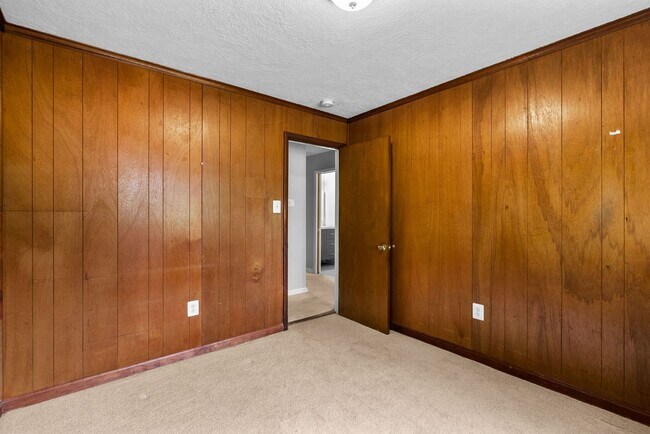 Building Photo - 5 Bed 3 Bath - Chevy Chase Rambler - Move ...