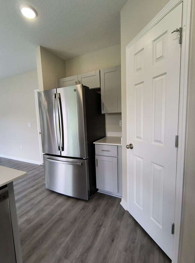 Building Photo - 5 BED 3 BATH SOLAR HOME FOR RENT!! Availab...