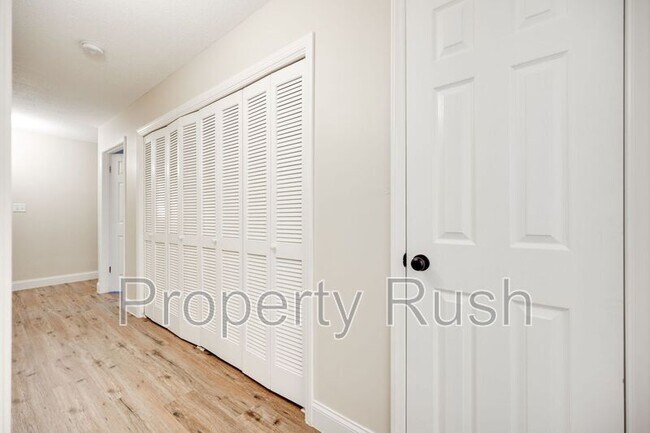 Building Photo - 2323 Green Forest Dr