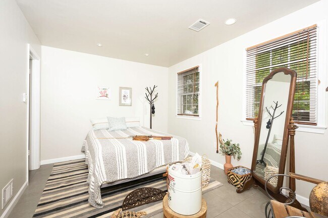 Building Photo - Amazingly Beautiful Fully Renovated 4BR/DEN/3FB/GAR North Bethesda Home