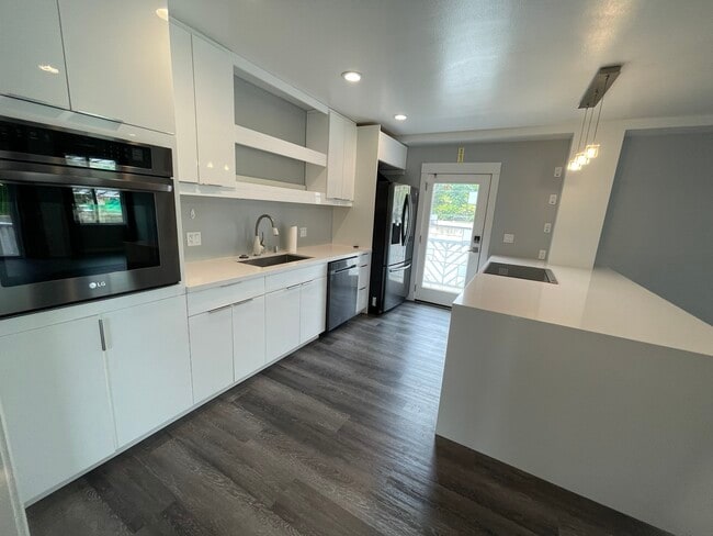 Building Photo - 6153 Kalaniana?ole Hwy