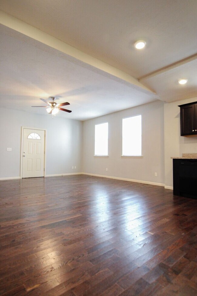 Building Photo - 459 S Main Ave