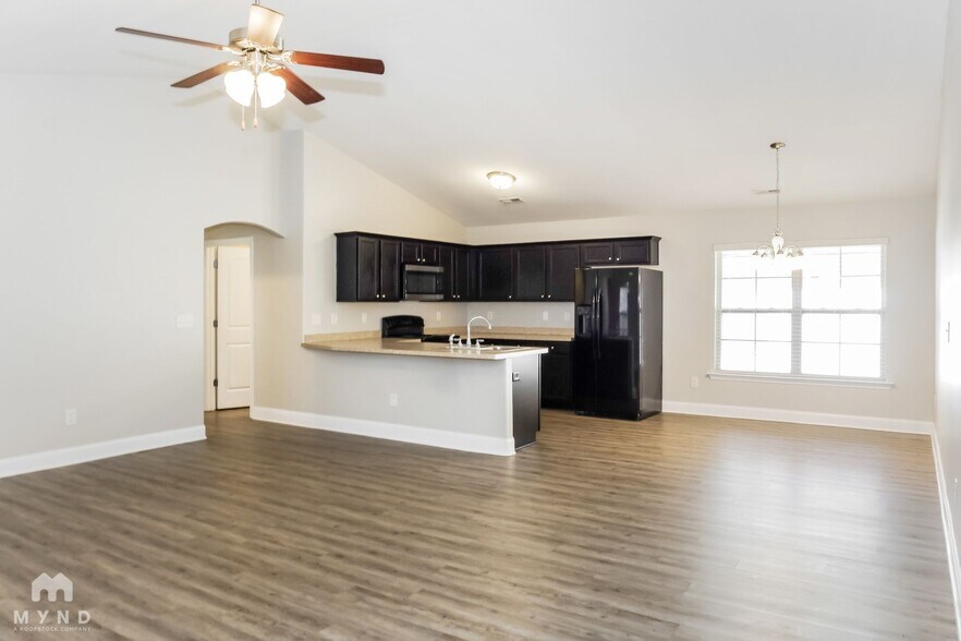 Building Photo - 201 Bermuda Lakes Dr