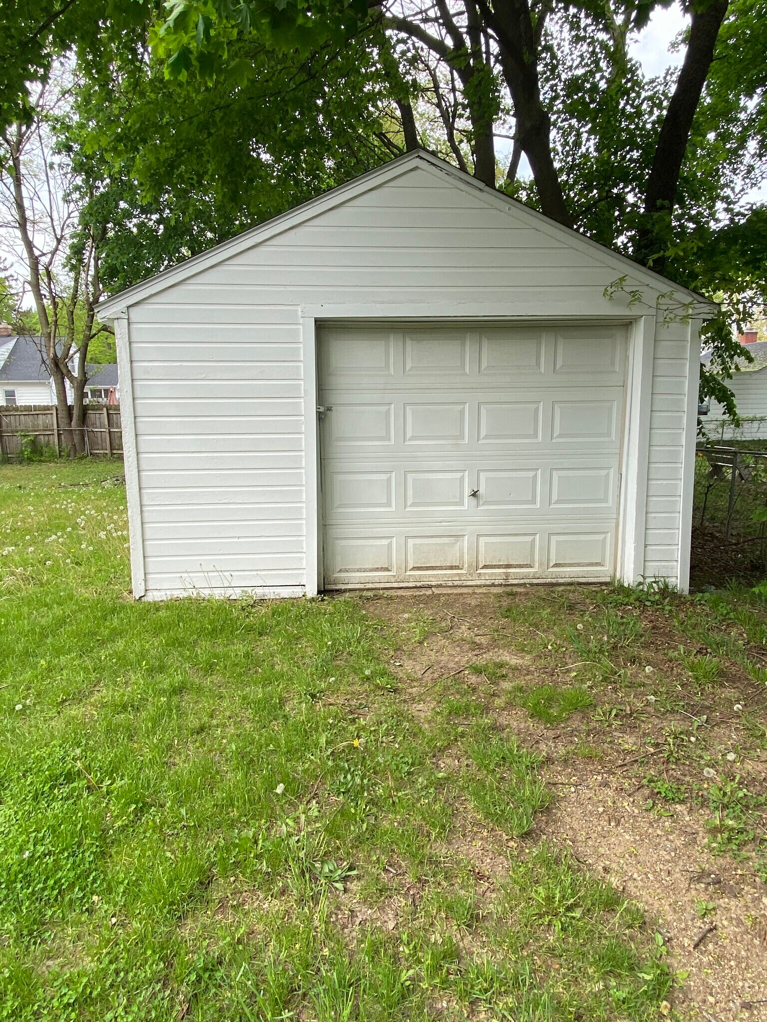 1 car garage - 1233 E Cork St