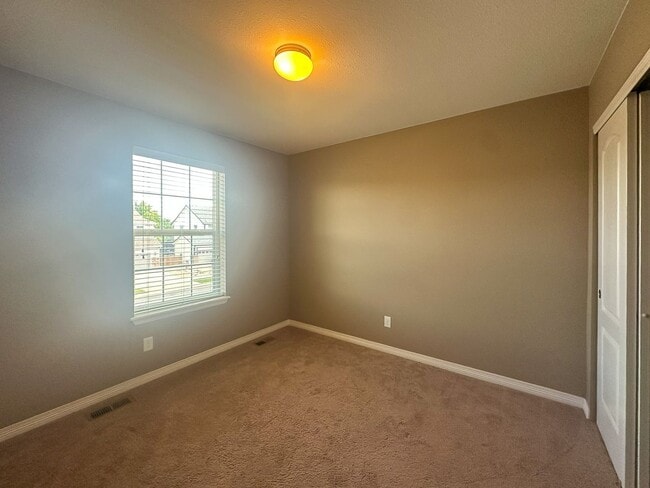 Building Photo - 4bd house in a heart of Dove Village!