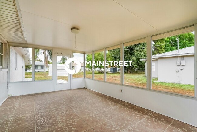 Building Photo - 3 Bedroom Pet-Friendly Home in Fort Myers, FL with Main Street Renewal