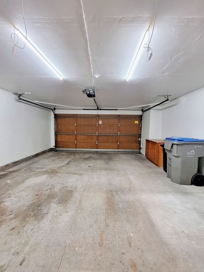Building Photo - Large 2-story 2 Bedroom Townhouse w/Garage...