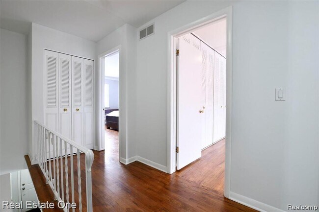 Building Photo - 509 N Fox Hills Dr