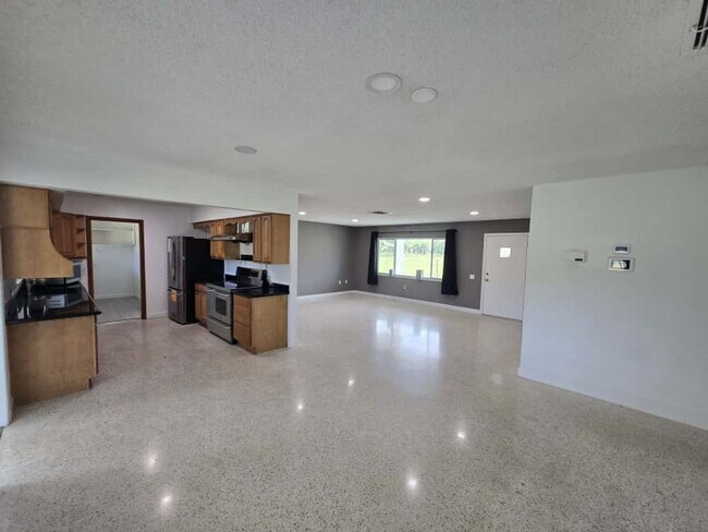 Building Photo - Beautiful Fort Pierce Home – Great Locatio...