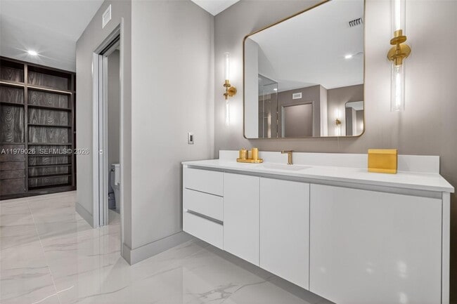 Building Photo - 700 NE 24th St