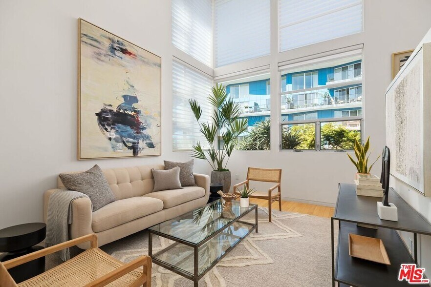 Building Photo - 742 N Hudson Ave