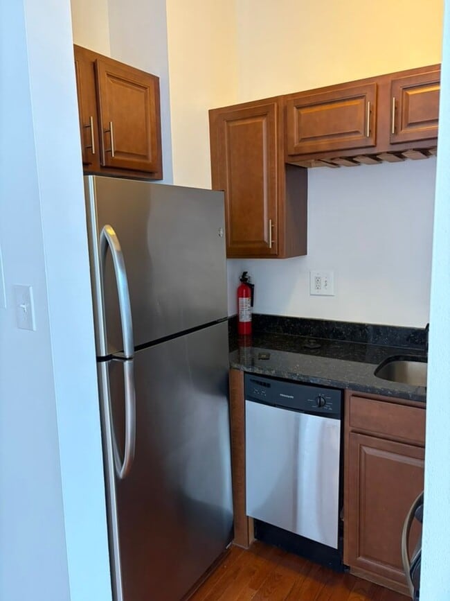 Building Photo - Dupont Circle Studio Apartment W/Roof Top & Front Desk Available Now!