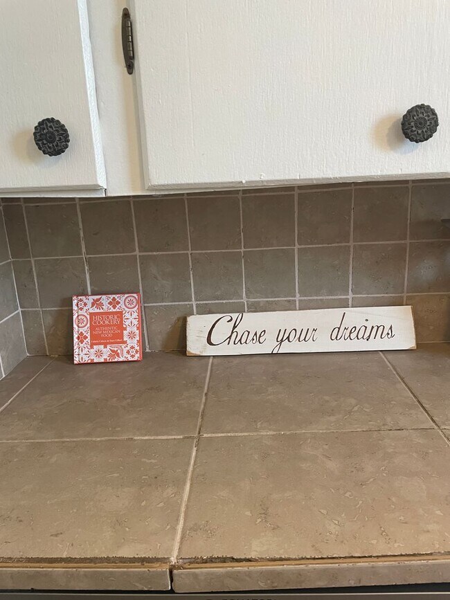 Building Photo - Great short term stay property! Nightly to monthly stays available!!