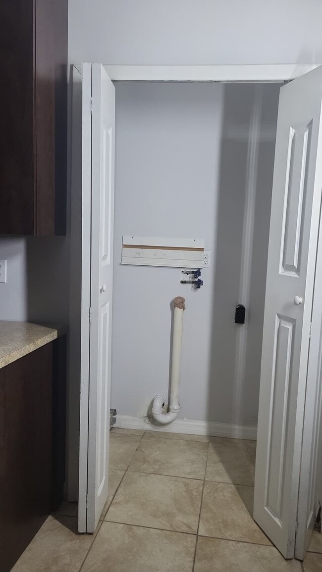 Building Photo - 1508 S Lee Ave