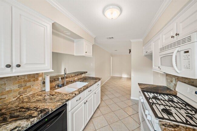 Building Photo - 2707 Foliage Green Dr
